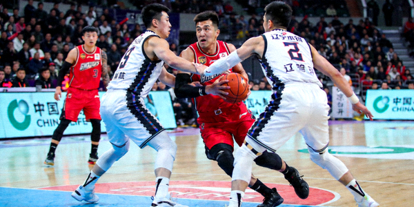 CBA联赛广东队与辽宁队激烈比赛场面